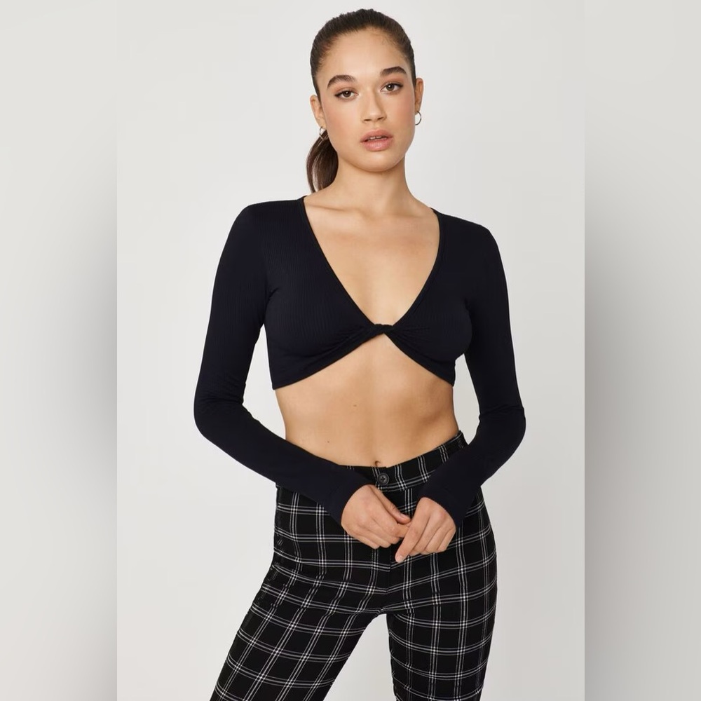 2 Garage Sabrina twisted seamless long sleeve tees bundle